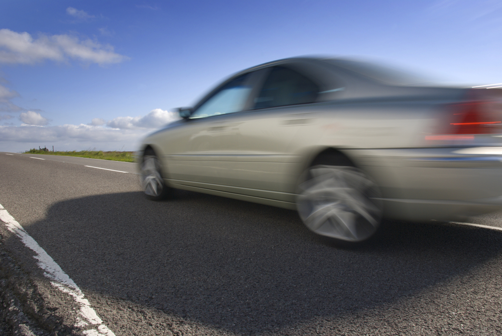 Een mooie Volvo rijdt voorbij en de passagiers worden beschermd door een inzittenden verzekering