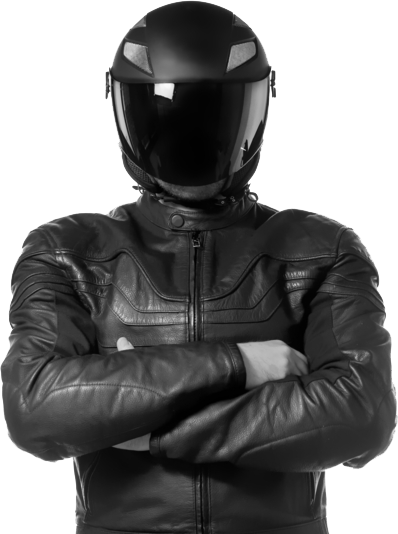Deze motorrijder heeft een goede helm en kleding voor de motorverzekering