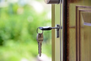 Overdrachtsbelasting: Sleutels in de deur van een huis
